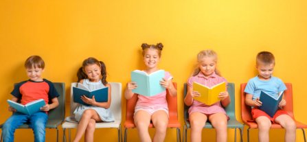 Niños leyendo libros coloridos